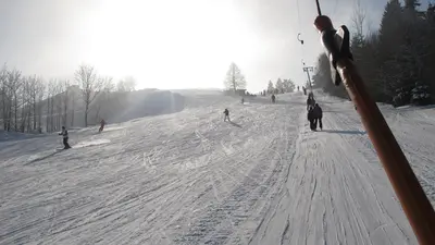 Blick auf die Piste im Skigebiet Tettau