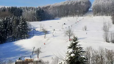 Blick über die Piste mit dem Lift und der Talstation