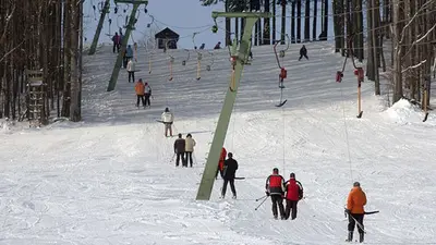Skifahrer am Schlepplift kurz vor der Bergstation im Skigebiet Zuckerfeld