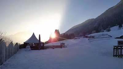 Winterlandschaft mit Hütte