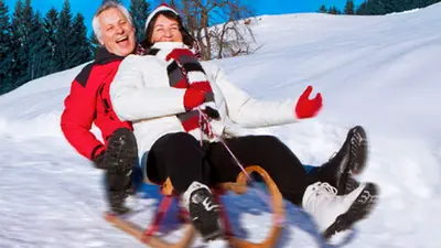 Paar auf einem Schlitten
