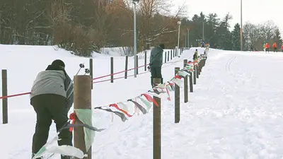 Skifahrer am Seillift