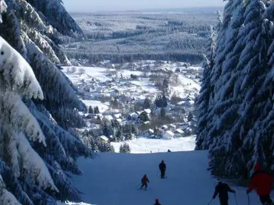 Schmiedefeld-Blick vom Skihang am Eisenberg © Regionalverbund Thüringer Wald e.V.