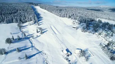 Luftbild des Skigebiets