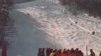 Skifahrer an der Talstation mit Blick auf die Piste