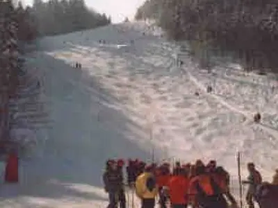 Skifahrer an der Talstation mit Blick auf die Piste © Fremdenverkehrsverein Goldlauter