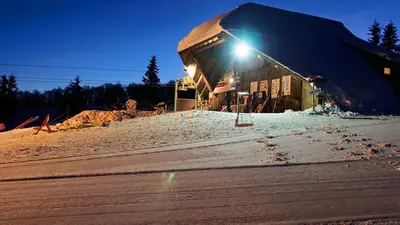 Abendliche Berghütte am Kandel