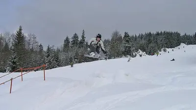 Snowboarder beim Sprung