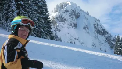 Kind auf der Piste mit Blick zum Spiesergipfel