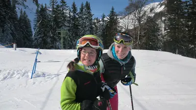 Mutter mit Tochter auf der Piste am Großen Spieserlift