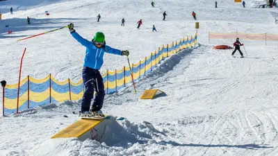 Kind auf einem Hindernis im Kinder Funpark