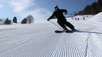 Skifahrer auf der gewalzten Piste