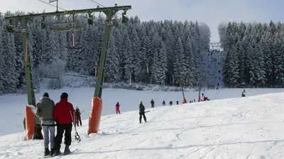 Skifahrer am Schlepplift