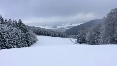 Blick über die Piste ins Tal