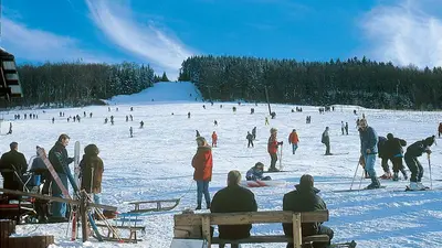 Blick vom Tal auf die Piste im Wintersportzentrum Sellinghausen