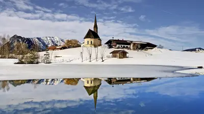 Blick zur Nikolauskirche von Einsiedl bei Inzell