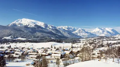 Panoramablick auf die verschneite Landschaft