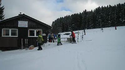 Blick auf den Lifteinstieg beim Skilift Langenau