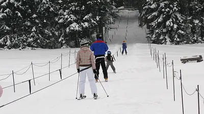 Wintersportler auf dem Skilift Langenau