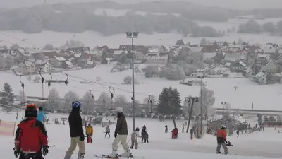 Blick die Piste hinab am Skilift Donnstetten