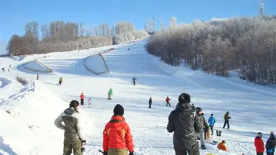 Blick von der Talstation auf zwei Abfahrten im Skigebiet