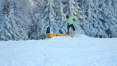 Snowboarder in der Wintersport Arena Holzelfingen