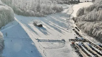 Blick auf die Pisten und Parkplätze im Skigebiet