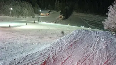 Beleuchtete Piste in der Wintersport Arena Holzelfingen