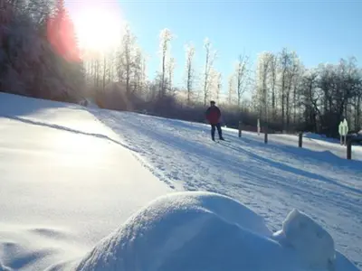 Skifahrer auf Piste mit Neuschnee bei Sonnenuntergang © wintersport-arena.com