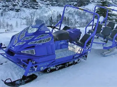 Das neue Arena-Zügle pendelt durchs Skigebiet  © wintersport-arena.com