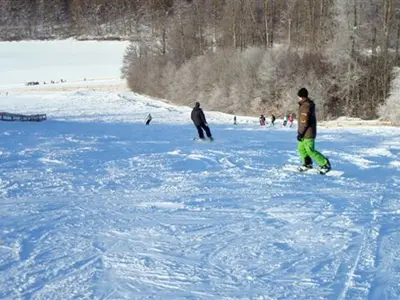 Skifahrer und Snowboarder bei der Abfahrt © wintersport-arena.com