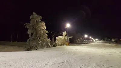 Blick auf die beleuchtete Nachtpiste Lausche