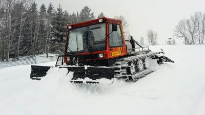 Pistenbully bei der Präparierung des Skihangs an der Rauschenbachmühle