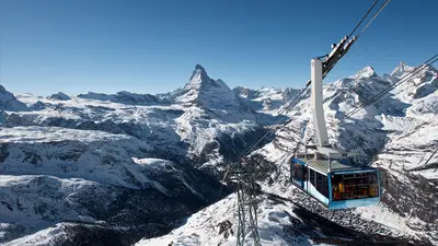 Blick auf die Blauherd-Rothorn-Gondel und das Matterhorn