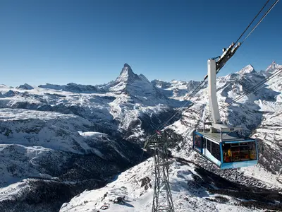 Blick auf die Blauherd-Rothorn-Gondel und das Matterhorn © Zermatt Bergbahnen AG
