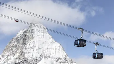 Gondelbahn Crystal Ride vor dem Matterhorn