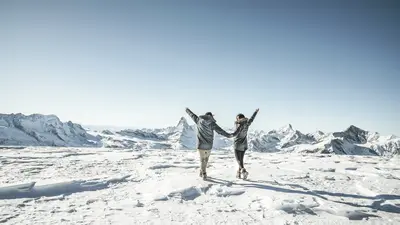 Spaß im Schnee vor dem Matterhorn