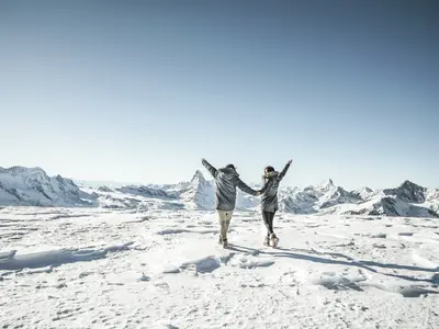 Spaß im Schnee vor dem Matterhorn © Zermatt Bergbahnen AG