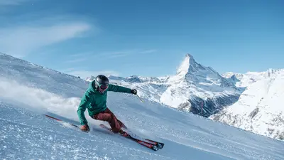 Skifahrer auf einer Piste vor dem Matterhorn