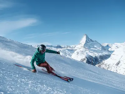 Skifahrer auf einer Piste vor dem Matterhorn © Zermatt Bergbahnen AG