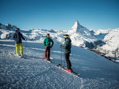 Skifahrer auf einer Piste vor dem Matterhorn © Zermatt Bergbahnen AG