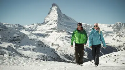 Winterwanderer vor dem Matterhorn