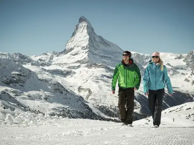 Winterwanderer vor dem Matterhorn © Zermatt Bergbahnen AG