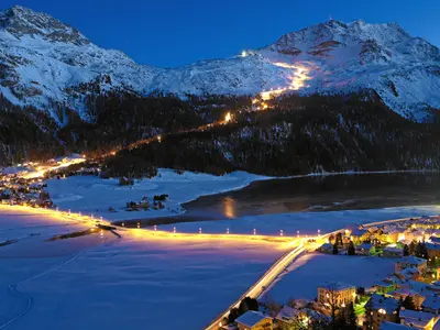 Beleuchtete Skipiste in St. Moritz © ENGADIN St. Moritz By-line:swiss-image.ch/Robert Boesch