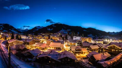 Blick auf das nächtliche Gstaad