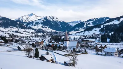 Blick auf das winterliche Saanen