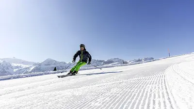 Skifahrer bei der Abfahrt in Adelboden-Lenk