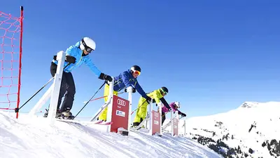 Vier Fahrer treten im Audi Skicross Gold Park gegeneinander an
