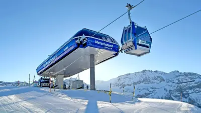 Blick auf die Bergstation des Metschstandexpresses in Adelboden