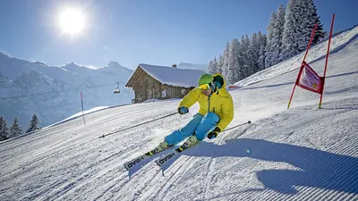 Skifahrer auf der Skimovie-Strecke in Adelboden